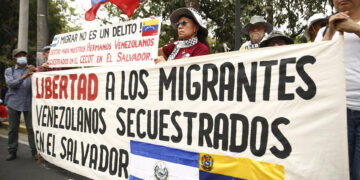 Dos cortes bloquean la expulsión a El Salvador de migrantes venezolanos detenidos en EEUU