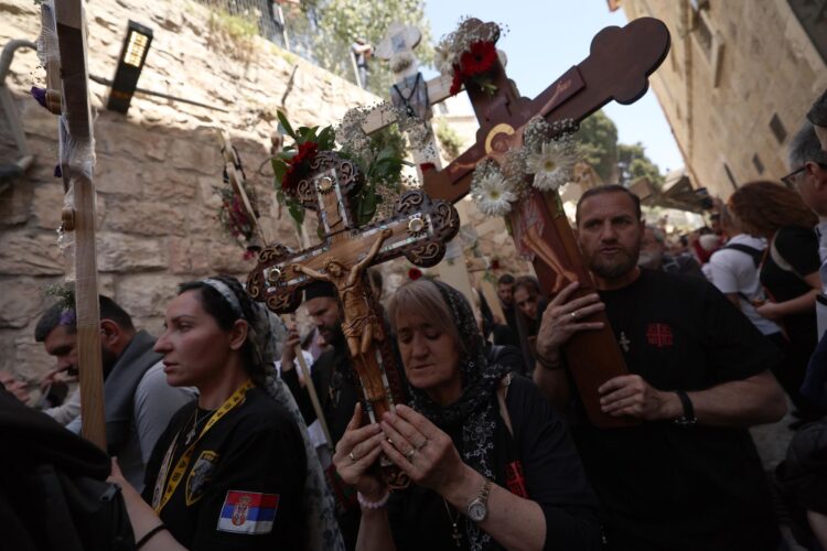 Los peregrinos ortodoxos cristianos sostienen cruces durante una procesión del Viernes Santo a lo largo de la Vía Dolorosa en la Ciudad Vieja de Jerusalén hacia la Iglesia del Santo Sepulcro, 18 de abril de 2025. Los peregrinos volvieron a recorrer la ruta que tomó Jesucristo hacia su crucifixión a través de las calles de Jerusalén. (Jerusalén) EFE/EPA/ATEF SAFADI