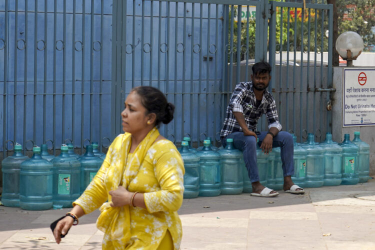 Ciudadanos de Nueva Delhi este martes bajo las altas temperaturas que afectan al noroeste del país.-EFE/ Lucía Goñi