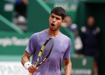 Alcaraz impone su ley a Davidovich y disputará la final