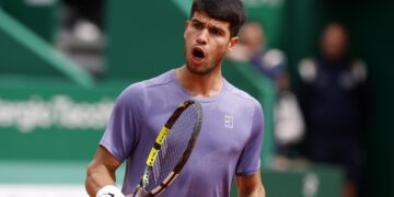 Alcaraz impone su ley a Davidovich y disputará la final