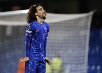 1-2. El Chelsea, con un gol de Cucurella, avanza a semifinales sin pena ni gloria