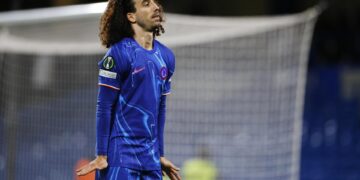 1-2. El Chelsea, con un gol de Cucurella, avanza a semifinales sin pena ni gloria
