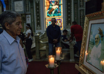 Zulianos se congregan para honrar al papa Francisco y pedir por su «descanso eterno»