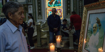 Zulianos se congregan para honrar al papa Francisco y pedir por su «descanso eterno»