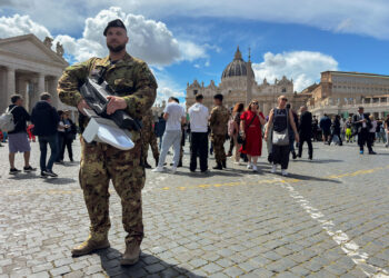 El cortejo fúnebre del papa por el centro de Roma preocupa a las autoridades italianas