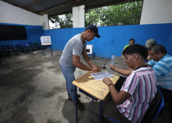 Ecuatorianos votan en las presidenciales con Noboa y González como candidatos