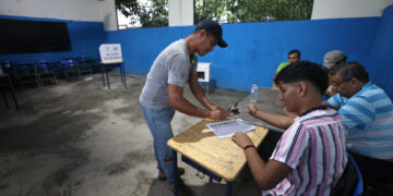 Ecuatorianos votan en las presidenciales con Noboa y González como candidatos