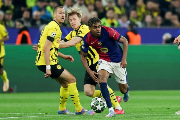 El extremo Lamine Yamal (d), del Barcelona, ante Waldemar Anton, del Dortmund, durante el partido de de vuelta de cuartos de final de la UEFA Champions League entre Borussia Dortmund y FC Barcelona, en Dortmund, Alemania. EFE/EPA/FRIEDEMANN VOGEL