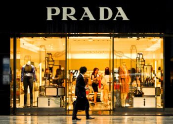 Prada anuncia la adquisición de Versace por 1.250 millones de euros