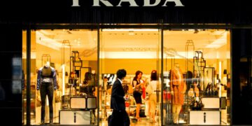 Prada anuncia la adquisición de Versace por 1.250 millones de euros