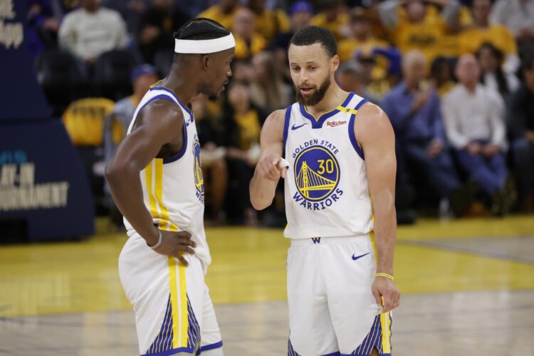 El escolta de los Golden State Warriors, Stephen Curry (D), y el alero Jimmy Butler charlan durante la segunda mitad del partido de la NBA contra los Memphis Grizzlies en San Francisco, California, EE. UU. EFE/EPA/JOHN G. MABANGLO