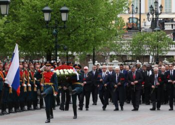 Embajadores occidentales realizan en Moscú una ofrenda floral por el 80 aniversario de la victoria sobre los nazis