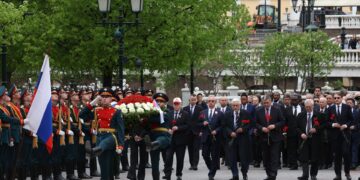 Embajadores occidentales realizan en Moscú una ofrenda floral por el 80 aniversario de la victoria sobre los nazis