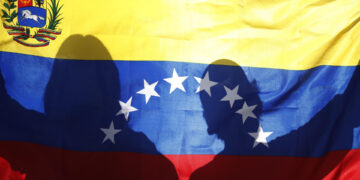 Una jueza en EEUU detiene la deportación a El Salvador de un centenar de venezolanos