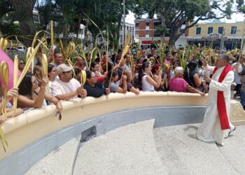 Valeranos se unen en fe y devoción durante misa de bendición de Ramos