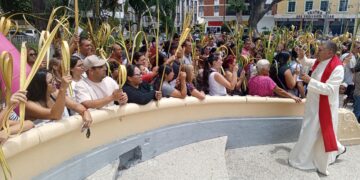 Valeranos se unen en fe y devoción durante misa de bendición de Ramos