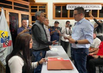 Arnaldo Sánchez se inscribe como candidato a la Gobernación ante el CNE-Mérida 