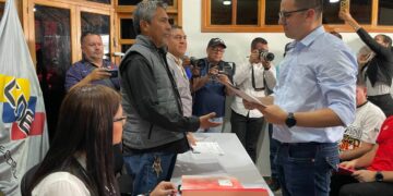 Arnaldo Sánchez se inscribe como candidato a la Gobernación ante el CNE-Mérida 