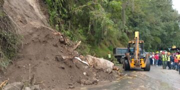 Mérida | Gobierno regional dispone maquinaria para despejar derrumbe en la carretera Trasandina