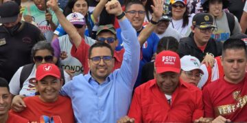 Candidato Arnaldo Sánchez recorre cuatro municipios merideños en multitudinarias marchas