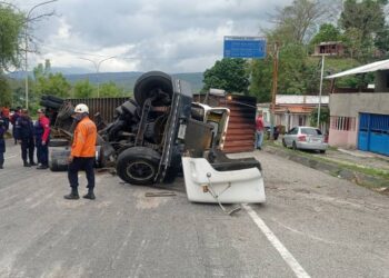Siniestro vial eje vial: Gandola se vuelca, conductor ileso