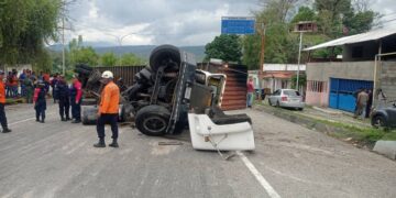 Siniestro vial eje vial: Gandola se vuelca, conductor ileso