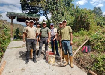Guardaparques del Ramal de Calderas están construyendo puente en zona turística