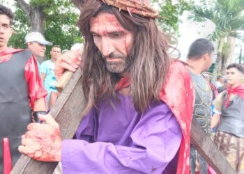 El dulce rostro de Jesús iluminó al Viacrucis Viviente de Flor de Patria