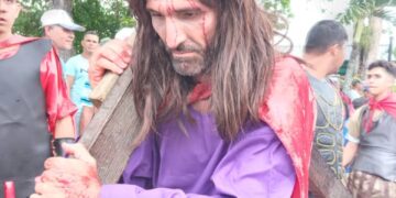 El dulce rostro de Jesús iluminó al Viacrucis Viviente de Flor de Patria