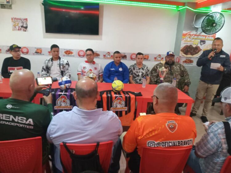 Aspecto general de la rueda de prensa del IV Gráficas Prix de Fútbol Sala en Morón.
