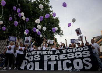 Delsa Solórzano ora por la libertad de los considerados presos políticos