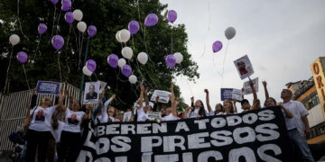 Delsa Solórzano ora por la libertad de los considerados presos políticos