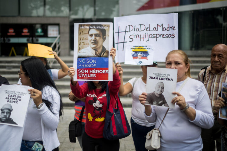 Personas se manifiestan durante una protesta en las inmediaciones de la oficina de la ONU, este 30 de abril de 2025 en Caracas (Venezuela). EFE/ Miguel Gutiérrez
