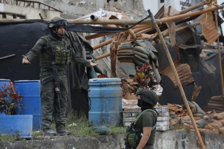 Integrantes de la policía custodian una estación de policía afectada por una explosión este jueves, en Mondomo, Cauca (Colombia). EFE/ Ernesto Guzmán