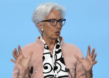 Lagarde advierte de que las perspectivas económicas se han nublado por la guerra comercial