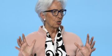 Lagarde advierte de que las perspectivas económicas se han nublado por la guerra comercial