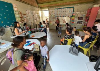 Maestros dan clases a un creciente número de niños migrantes varados en el sur de México