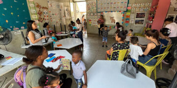 Maestros dan clases a un creciente número de niños migrantes varados en el sur de México