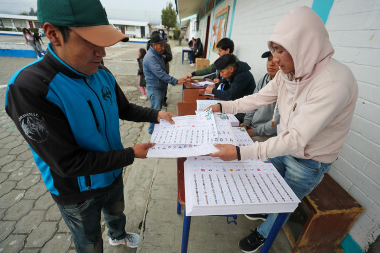 Fotografía de archivo de ecuatorianos mientras ejercen su derecho al voto. EFE/ José Jácome