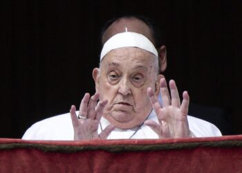 El papa reaparece para la bendición Urbi et Orbi y condena «la carrera de rearme»
