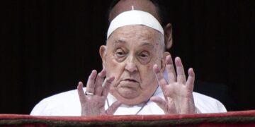 El papa reaparece para la bendición Urbi et Orbi y condena «la carrera de rearme»