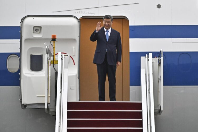 Fotografía de archivo, tomada el 15/04/2025, del presidente de China, Xi Jinping, en su llegada a Kuala Lumpur para una visita de tres días a Malasia. EFE/EPA/SHAIFUL NIZAL ISMAIL /INFORMATION DEPARTMENT MALAYSIA/ HANDOUT HANDOUT EDITORIAL USE ONLY/NO SALES