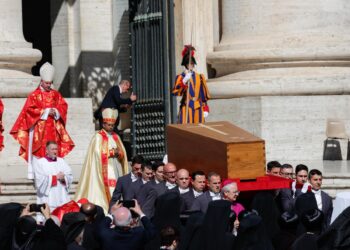 La homilía del funeral: El papa no cesó de implorar la paz y ocuparse de los pobres y migrantes