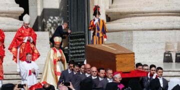 La homilía del funeral: El papa no cesó de implorar la paz y ocuparse de los pobres y migrantes