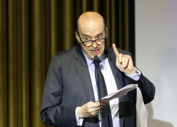 Excanciller colombiano Álvaro Leyva dice que Petro tiene problema de adicción a las drogas