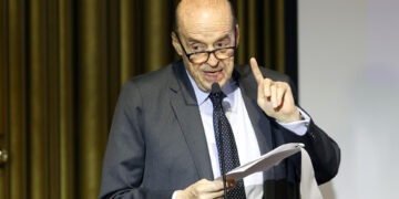 Excanciller colombiano Álvaro Leyva dice que Petro tiene problema de adicción a las drogas