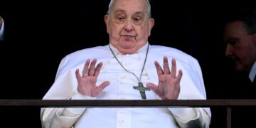 El papa continúa mejorando mientras sigue su ‘aislamiento’ en Santa Marta