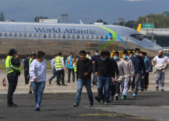 Inmigración arremete en sitios de trabajo para arrestar migrantes y acusar a empleadores