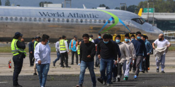 Inmigración arremete en sitios de trabajo para arrestar migrantes y acusar a empleadores